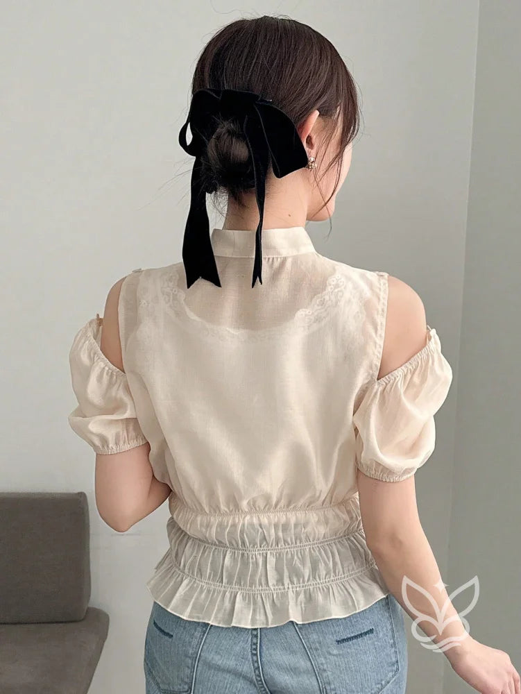 Blusa Com Manga Curta Bufante E Gola Laço Elegante Blusa Com Manga Curta Bufante E Gola Laço Elegante