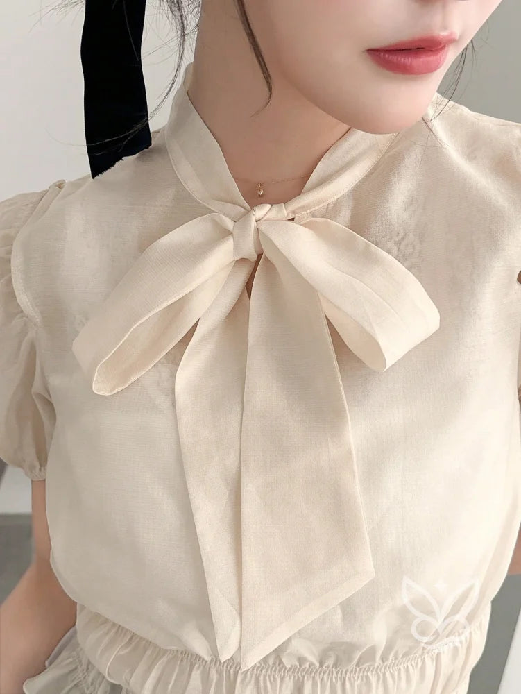Blusa Com Manga Curta Bufante E Gola Laço Elegante Blusa Com Manga Curta Bufante E Gola Laço Elegante