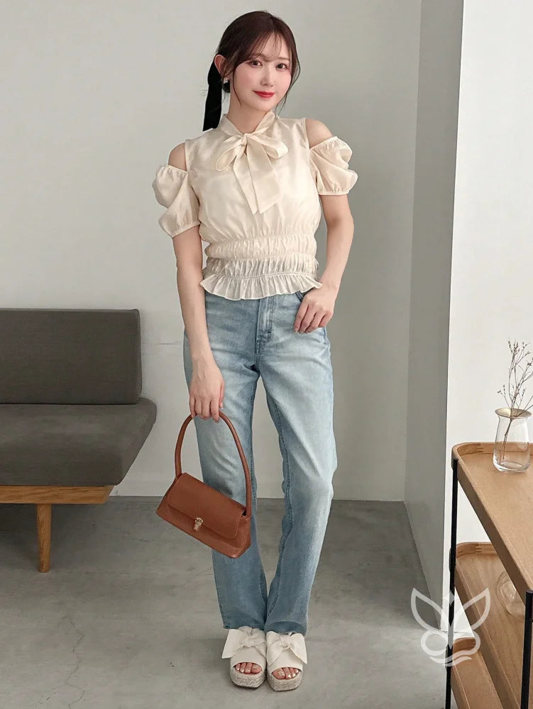 Blusa Com Manga Curta Bufante E Gola Laço Elegante Blusa Com Manga Curta Bufante E Gola Laço Elegante