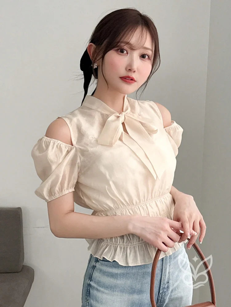 Blusa Com Manga Curta Bufante E Gola Laço Elegante Blusa Com Manga Curta Bufante E Gola Laço Elegante