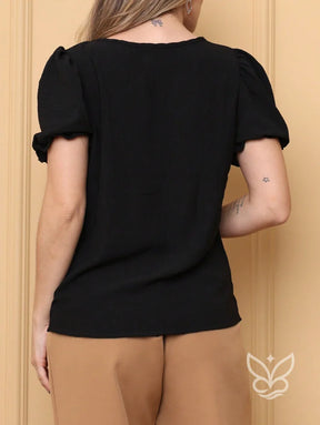 Blusa com Mangas Bufantes e Recorte Gota Delicado Blusa com Mangas Bufantes e Recorte Gota Delicado