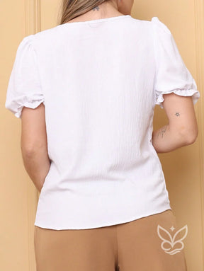 Blusa com Mangas Bufantes e Recorte Gota Delicado Blusa com Mangas Bufantes e Recorte Gota Delicado