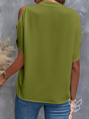 Blusa com Ombros Vazados e Decote em V Sofisticado Blusa com Ombros Vazados e Decote em V Sofisticado
