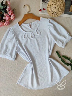 Blusa com Recortes Vazados e Manga Bufante Moderna Blusa com Recortes Vazados e Manga Bufante Moderna