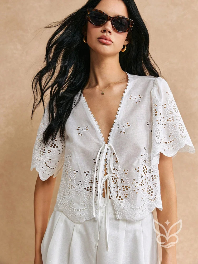 Blusa Cropped com Laise Bordada e Amarração Frontal Branco / PP Blusa Cropped com Laise Bordada e Amarração Frontal