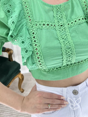 Blusa Cropped com Renda e Babados nas Mangas Blusa Cropped com Renda e Babados nas Mangas