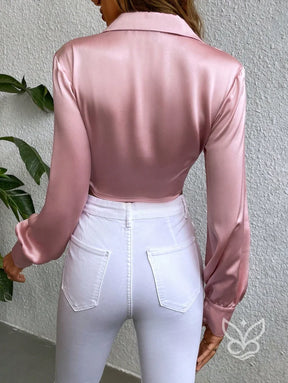Blusa Cropped Em Cetim Com Gola Lapela E Laço Frontal Blusa Cropped Em Cetim Com Gola Lapela E Laço Frontal