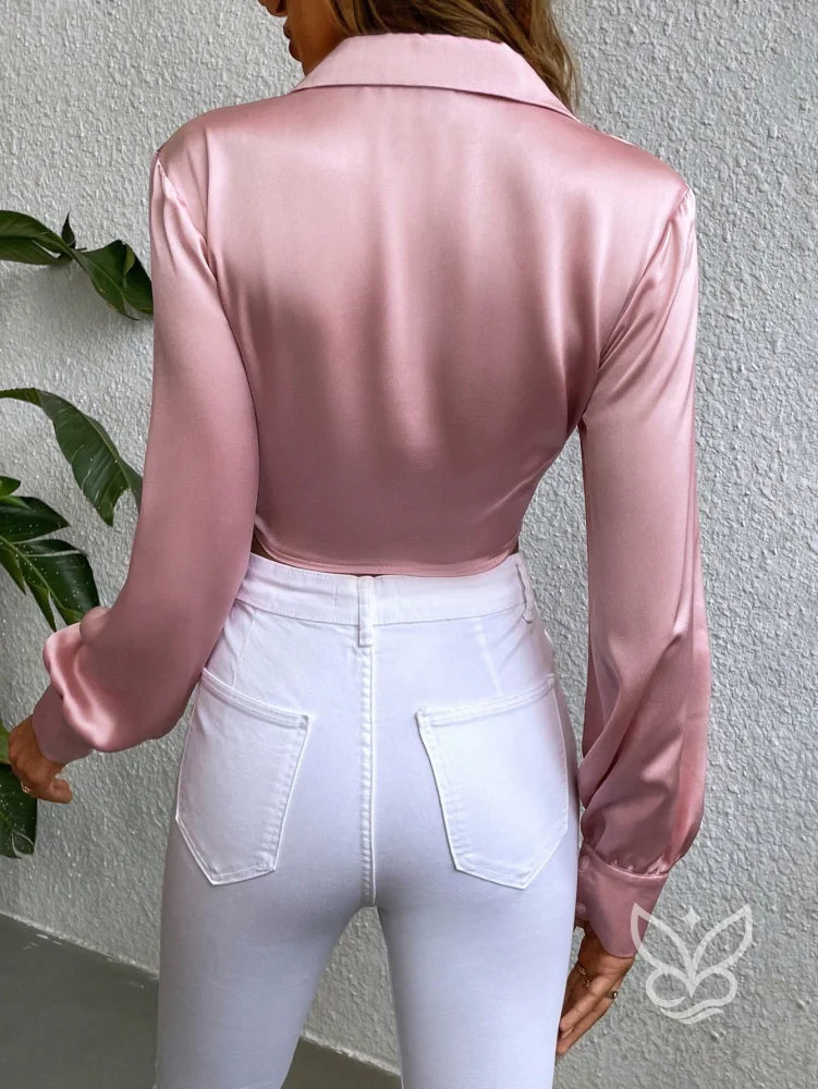 Blusa Cropped Em Cetim Com Gola Lapela E Laço Frontal Blusa Cropped Em Cetim Com Gola Lapela E Laço Frontal