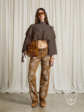 Blusa Cropped Gola Victoriana Babados Em Camadas E Estilo Vintage Blusa Cropped Gola Victoriana Babados Em Camadas E