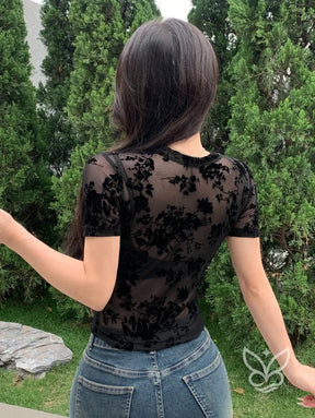 Blusa Cropped Tule Floral Com Manga Curta E Caimento Ajustado Blusa Cropped Tule Floral Com Manga Curta E Caimento