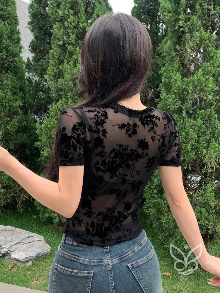 Blusa Cropped Tule Floral Com Manga Curta E Caimento Ajustado Blusa Cropped Tule Floral Com Manga Curta E Caimento