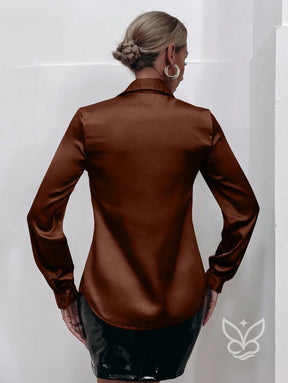 Blusa de Cetim com Botões e Decote Profundo Blusa de Cetim com Botões e Decote Profundo