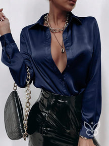 Blusa de Cetim com Botões e Decote Profundo Azul Marinho / P Blusa de Cetim com Botões e Decote Profundo