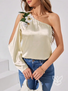Blusa De Um Ombro Só Em Cetim Com Flor Aplicada Blusa De Um Ombro Só Em Cetim Com Flor Aplicada