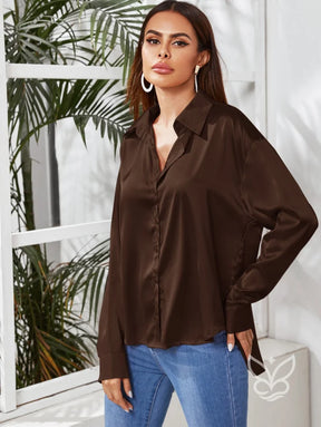 Blusa Em Cetim Com Botões Frontais E Gola Elegante Blusa Em Cetim Com Botões Frontais E Gola Elegante