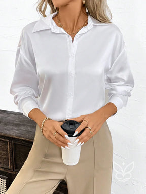 Blusa Em Cetim Com Botões Frontais E Gola Elegante Blusa Em Cetim Com Botões Frontais E Gola Elegante
