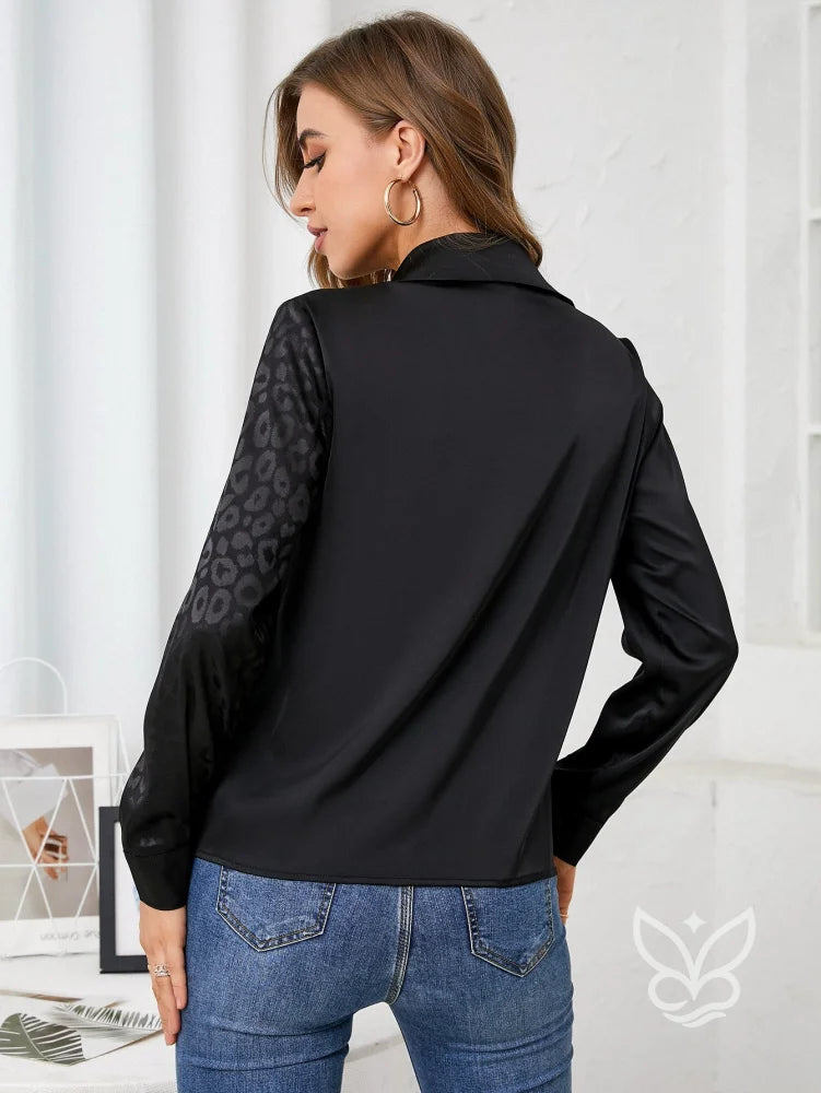 Blusa Em Cetim Com Estampa Animal E Botões Frontais Blusa Em Cetim Com Estampa Animal E Botões Frontais