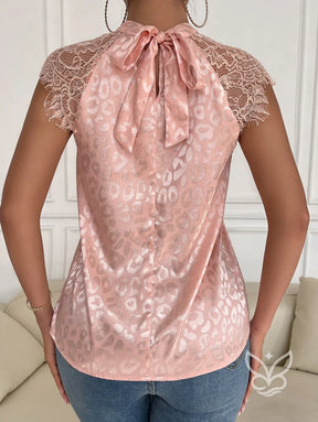 Blusa Em Cetim Com Estampa Animal E Renda Nos Ombros Blusa Em Cetim Com Estampa Animal E Renda Nos Ombros