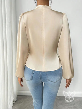 Blusa Em Cetim Com Gola Alta E Amarração Lateral Blusa Em Cetim Com Gola Alta E Amarração Lateral