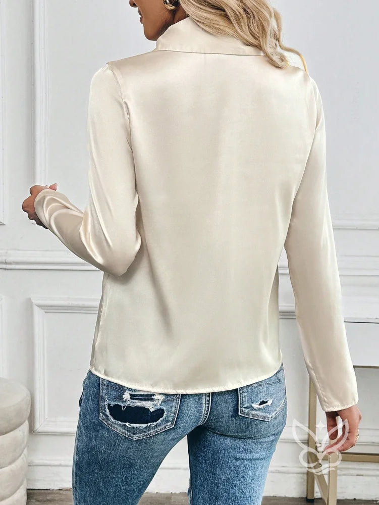 Blusa Em Cetim Com Gola Alta E Botões Laterais Elegantes Blusa Em Cetim Com Gola Alta E Botões Laterais Elegantes