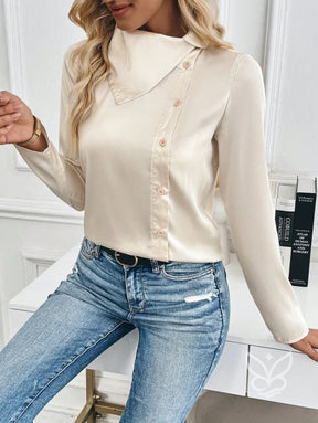 Blusa Em Cetim Com Gola Alta E Botões Laterais Elegantes Blusa Em Cetim Com Gola Alta E Botões Laterais Elegantes