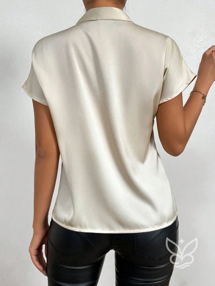 Blusa Em Cetim Com Gola Alta E Laço Lateral Sofisticado Blusa Em Cetim Com Gola Alta E Laço Lateral Sofisticado