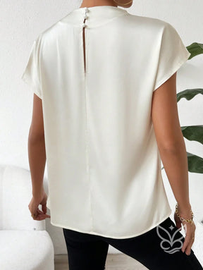 Blusa Em Cetim Com Gola Degagê E Caimento Fluido Blusa Em Cetim Com Gola Degagê E Caimento Fluido