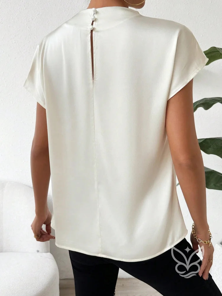 Blusa Em Cetim Com Gola Degagê E Caimento Fluido Blusa Em Cetim Com Gola Degagê E Caimento Fluido
