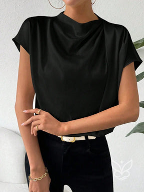 Blusa Em Cetim Com Gola Degagê E Caimento Fluido Blusa Em Cetim Com Gola Degagê E Caimento Fluido