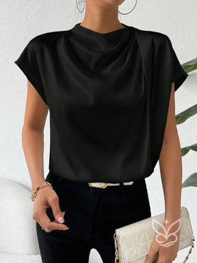 Blusa Em Cetim Com Gola Degagê E Caimento Fluido Blusa Em Cetim Com Gola Degagê E Caimento Fluido