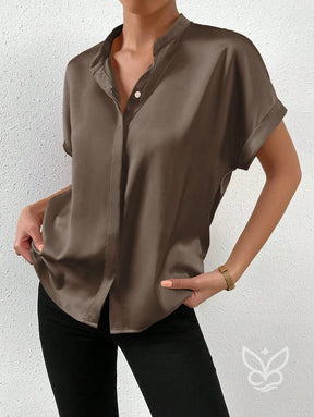 Blusa Em Cetim Com Gola V Alta E Manga Dobrada Blusa Em Cetim Com Gola V Alta E Manga Dobrada