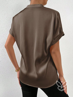 Blusa Em Cetim Com Gola V Alta E Manga Dobrada Blusa Em Cetim Com Gola V Alta E Manga Dobrada