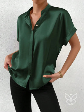 Blusa Em Cetim Com Gola V Alta E Manga Dobrada Blusa Em Cetim Com Gola V Alta E Manga Dobrada