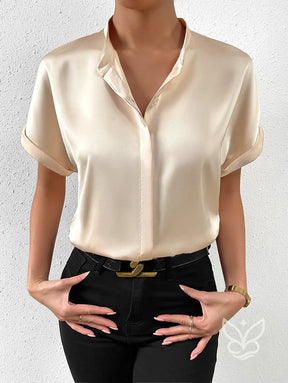 Blusa Em Cetim Com Gola V Alta E Manga Dobrada Blusa Em Cetim Com Gola V Alta E Manga Dobrada