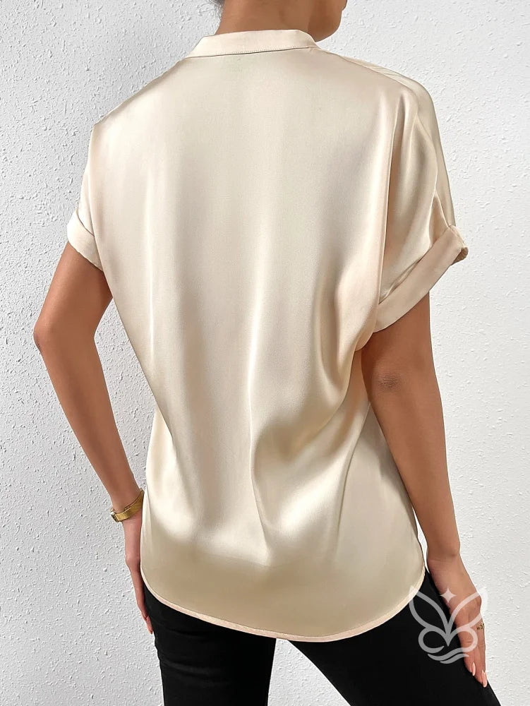 Blusa Em Cetim Com Gola V Alta E Manga Dobrada Blusa Em Cetim Com Gola V Alta E Manga Dobrada