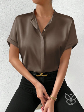 Blusa Em Cetim Com Gola V Alta E Manga Dobrada Blusa Em Cetim Com Gola V Alta E Manga Dobrada