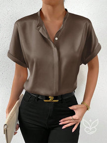 Blusa Em Cetim Com Gola V Alta E Manga Dobrada Café / PP Blusa Em Cetim Com Gola V Alta E Manga Dobrada
