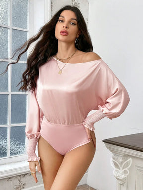 Blusa Em Cetim Ombro Caído Com Manga Longa E Punho Renda Blusa Em Cetim Ombro Caído Com Manga Longa E Punho Renda