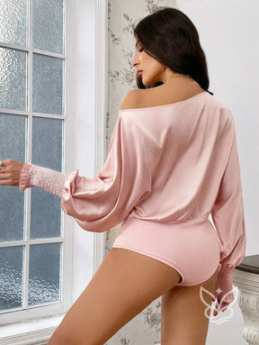 Blusa Em Cetim Ombro Caído Com Manga Longa E Punho Renda Blusa Em Cetim Ombro Caído Com Manga Longa E Punho Renda