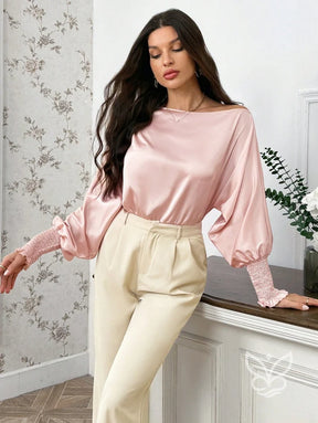 Blusa Em Cetim Ombro Caído Com Manga Longa E Punho Renda Blusa Em Cetim Ombro Caído Com Manga Longa E Punho Renda