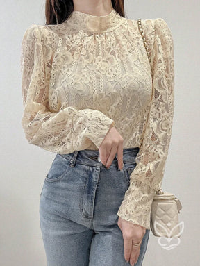 Blusa Em Renda Com Manga Bufante E Laço Frontal Delicado Blusa Em Renda Com Manga Bufante E Laço Frontal Delicado