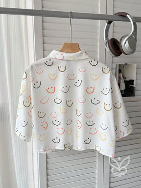 Blusa Estampada Fun com Botões e Modelagem Soltinha Blusa Estampada Fun com Botões e Modelagem Soltinha