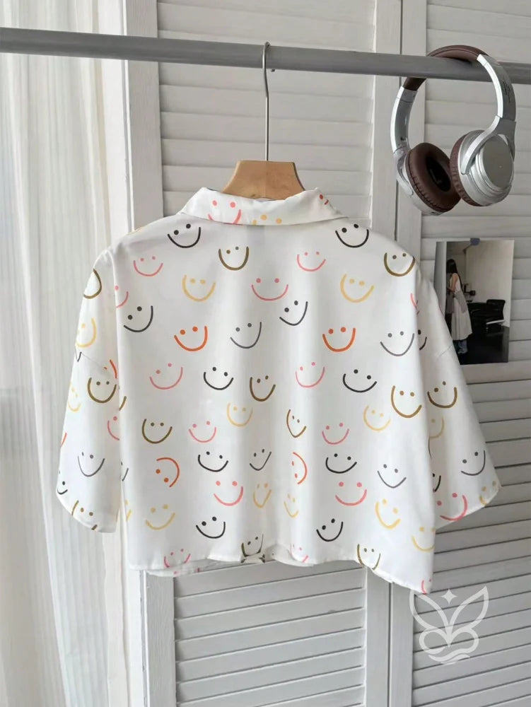 Blusa Estampada Fun com Botões e Modelagem Soltinha Blusa Estampada Fun com Botões e Modelagem Soltinha