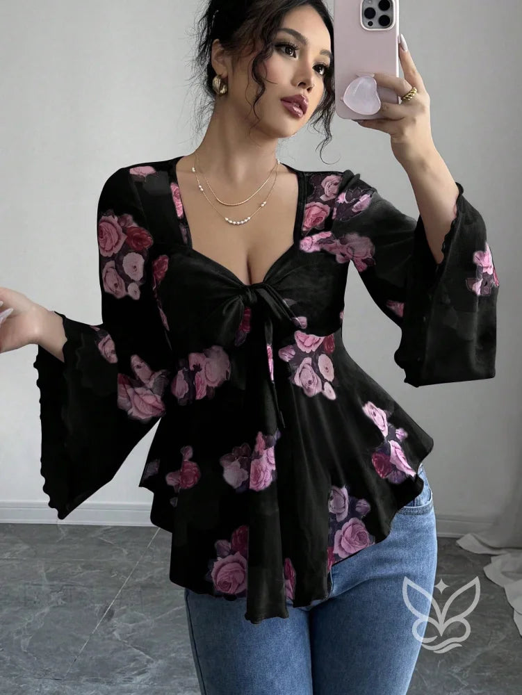 Blusa Floral Transparente Com Manga Flare E Laço Frontal Preto / PP Blusa Floral Transparente Com Manga Flare E Laço