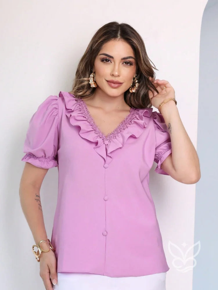 Blusa Formal Com Manga Bufante Curta E Decote V Com Babados Blusa Formal Com Manga Bufante Curta E Decote V Com Babados