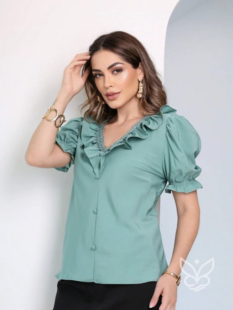 Blusa Formal Com Manga Bufante Curta E Decote V Com Babados Blusa Formal Com Manga Bufante Curta E Decote V Com Babados