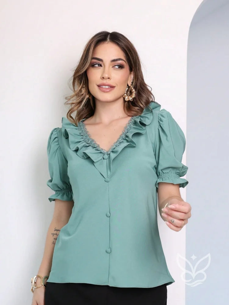 Blusa Formal Com Manga Bufante Curta E Decote V Com Babados Blusa Formal Com Manga Bufante Curta E Decote V Com Babados