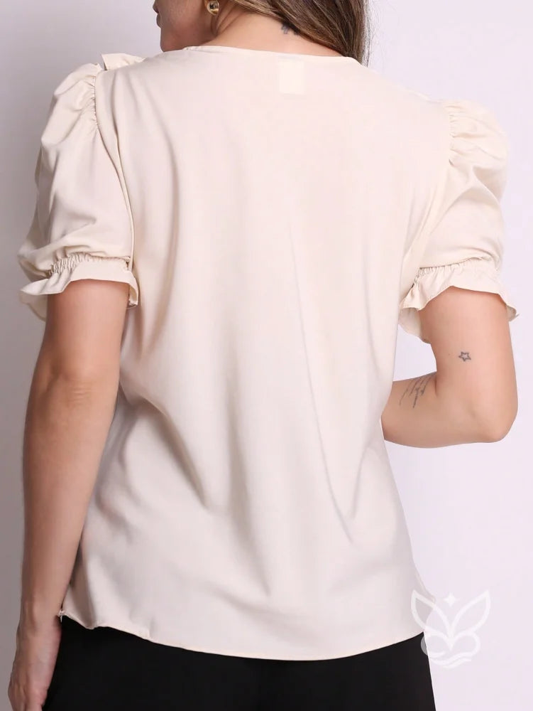 Blusa Formal Com Manga Bufante Curta E Decote V Com Babados Blusa Formal Com Manga Bufante Curta E Decote V Com Babados