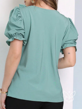 Blusa Formal Com Manga Bufante Curta E Decote V Com Babados Blusa Formal Com Manga Bufante Curta E Decote V Com Babados