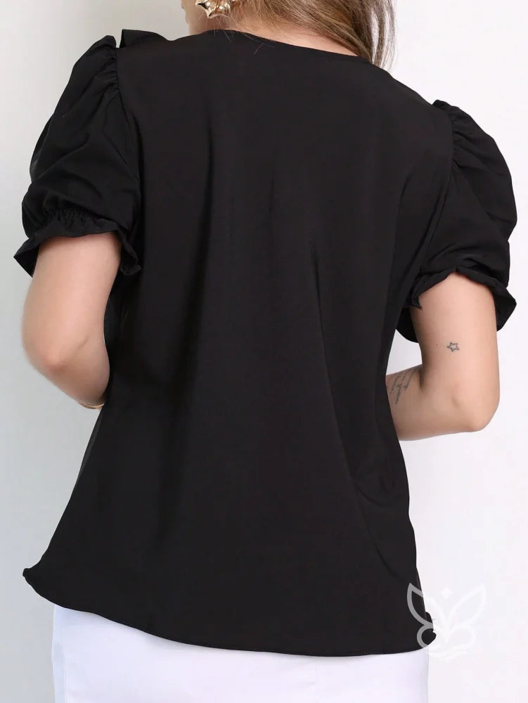 Blusa Formal Com Manga Bufante Curta E Decote V Com Babados Blusa Formal Com Manga Bufante Curta E Decote V Com Babados